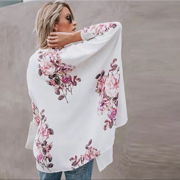 ✨Silky Floral Patterned Floral Kimono✨ - Picture 2 of 3
